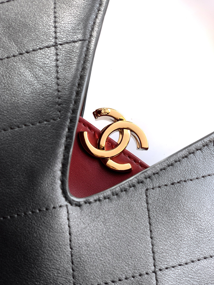 Chanel Mimari Detaylı V-Hobo Çanta