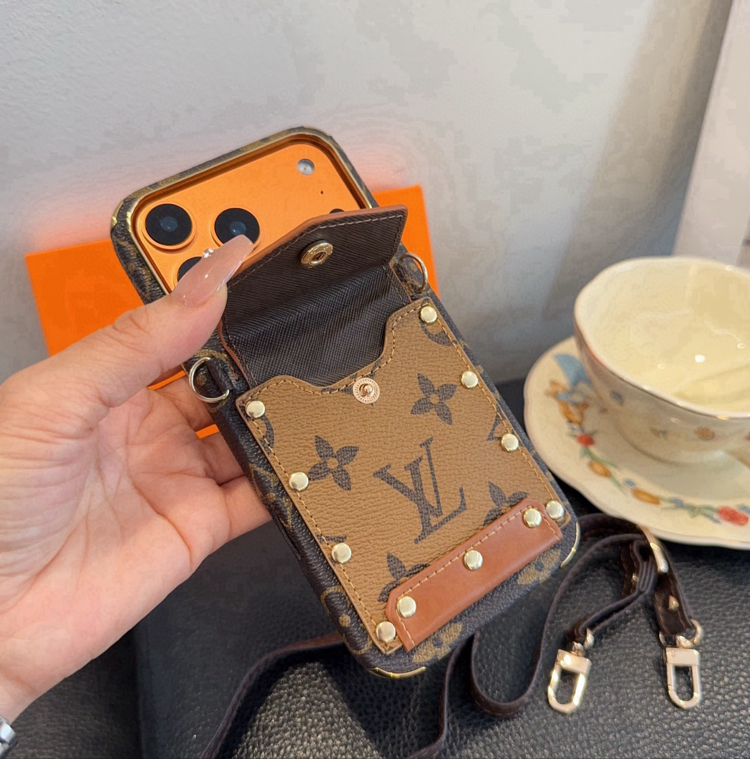 Louis Vuitton kart cepli çapraz askılı bir iPhone telefon kılıfı