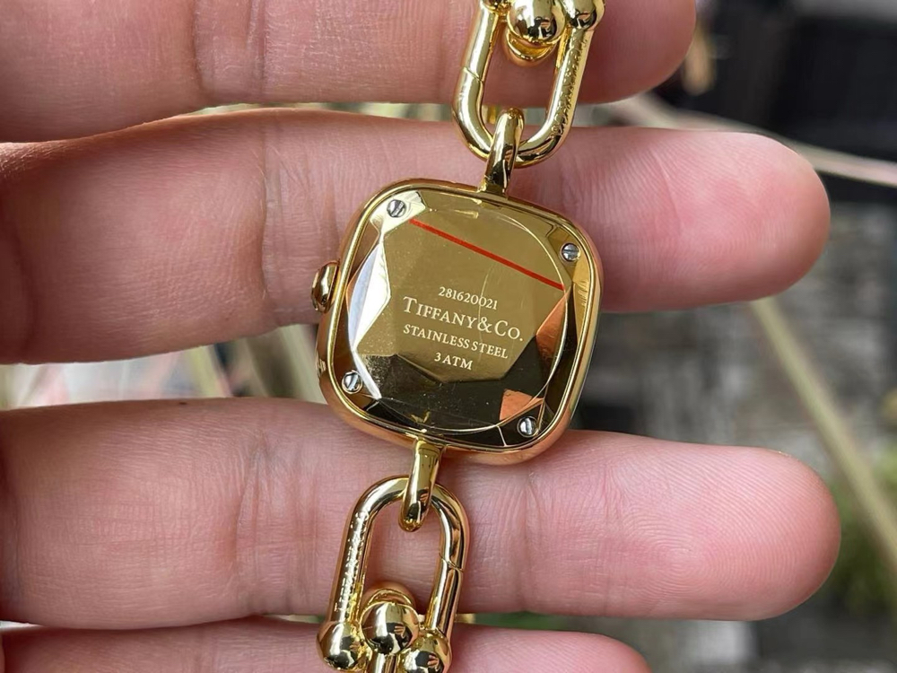 Tiffany HardWear koleksiyonuna ait lüks kol saati