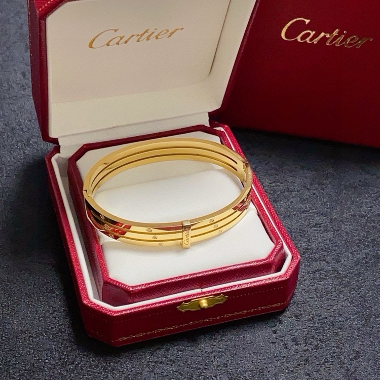 Ürün ismi: Üç Katlı Tasarım Detaylı Cartier Bileklik
