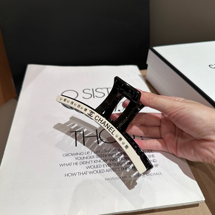 Chanel Logolu Taşlı Saç Tokası
