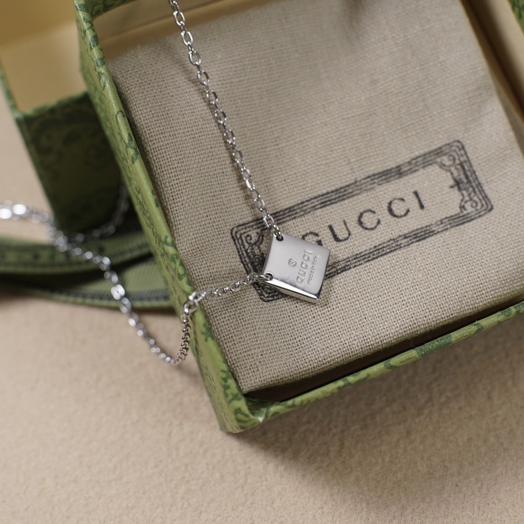 Gucci Signature Kolye: 
