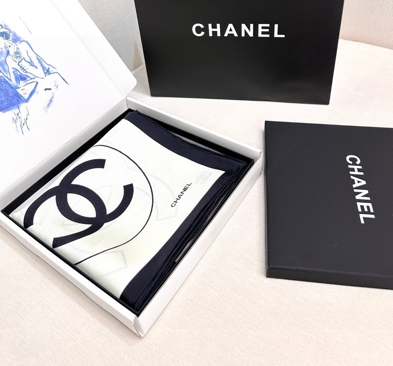 Ürün adı: Chanel  İpek eşarp veya fular (scarf)