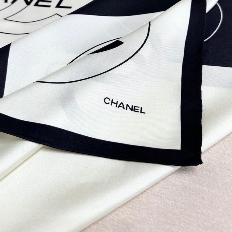 Ürün adı: Chanel  İpek eşarp veya fular (scarf)