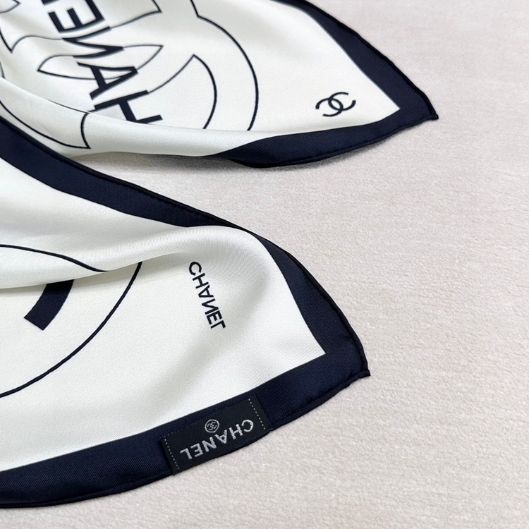 Ürün adı: Chanel  İpek eşarp veya fular (scarf)