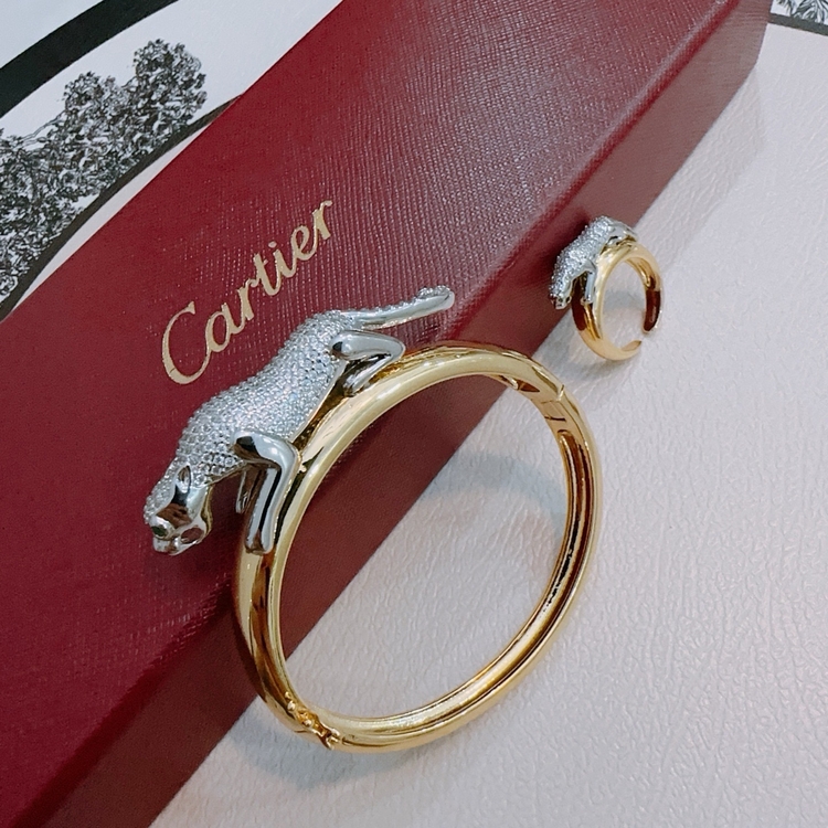  Cartier Panther’e Bileklik & Yüzük seti