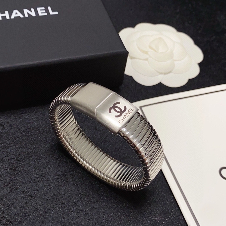 Ürün İsmi: Chanel Logo Kelepçe Bileklik