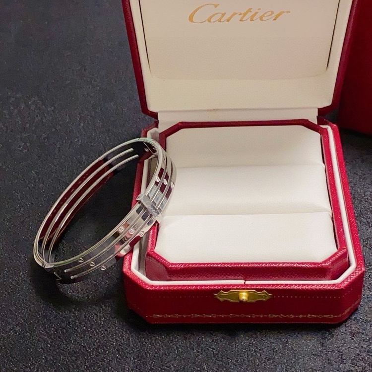 Ürün ismi: Üç Katlı Tasarım Detaylı Cartier Bileklik