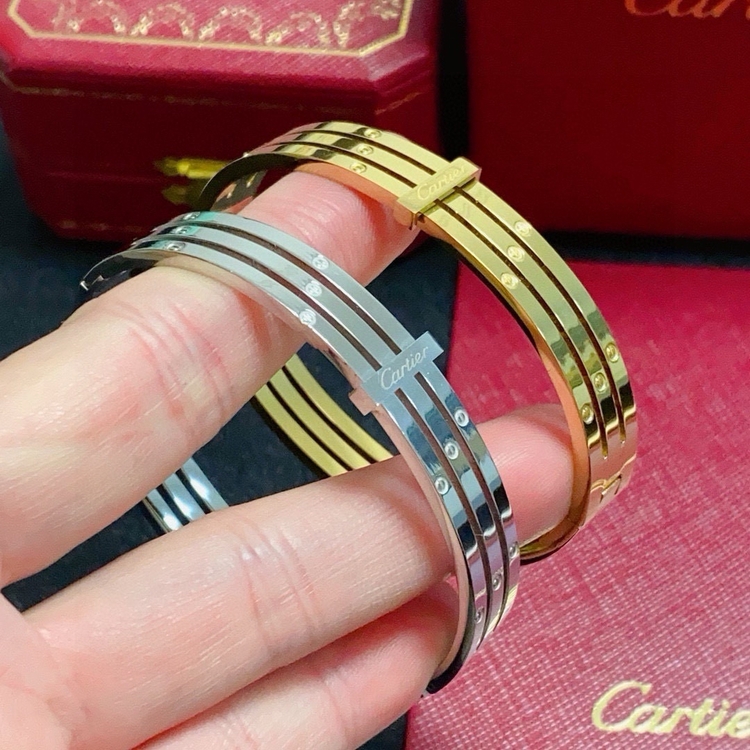 Ürün ismi: Üç Katlı Tasarım Detaylı Cartier Bileklik