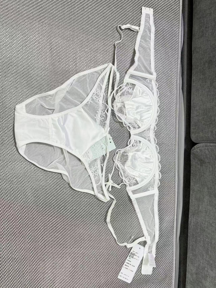 Ürün ismi : Saf Zarafet: Beyaz İpek ve Dantel Lingerie Seti