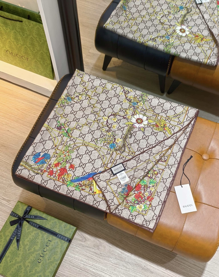Gucci’nin ikonik GG Kuş deseni 