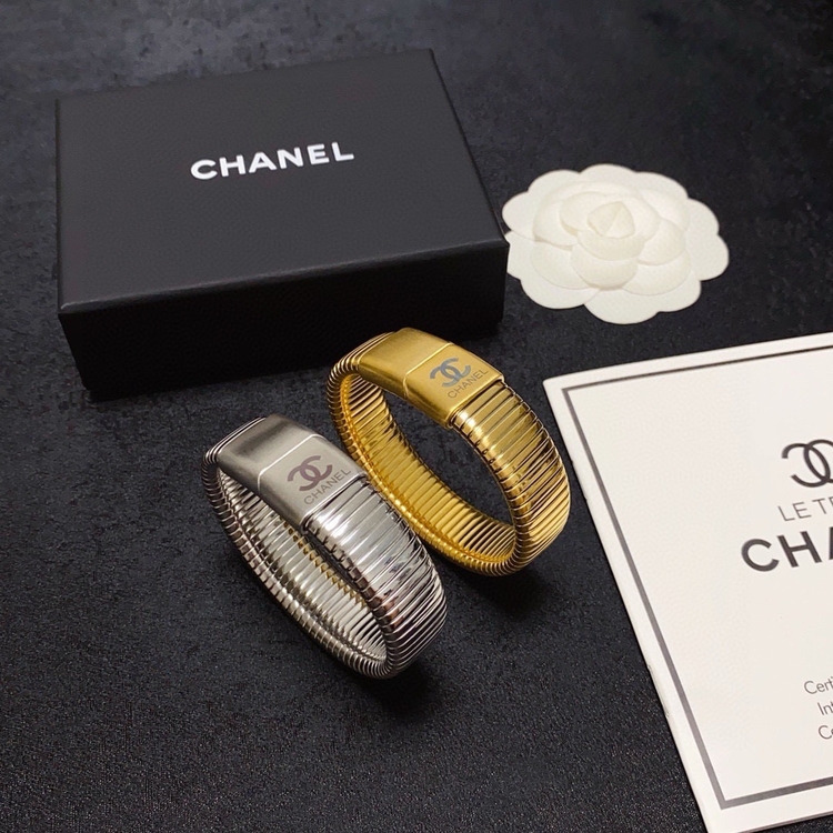 Ürün İsmi: Chanel Logo Kelepçe Bileklik