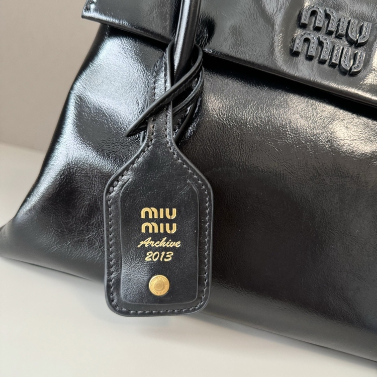 Miu Miu Parlak Deri İkonik El Çantası