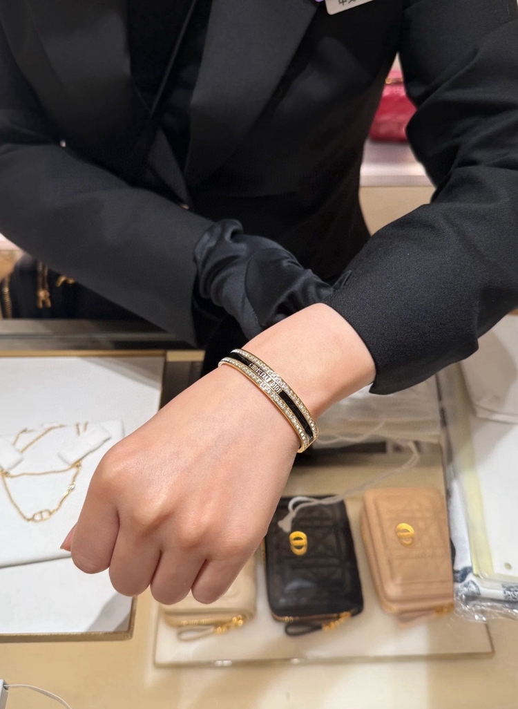 Ürün ismi: Christian Dior'un Büyüleyici Dokunuşu Işıltılı Bileklik
