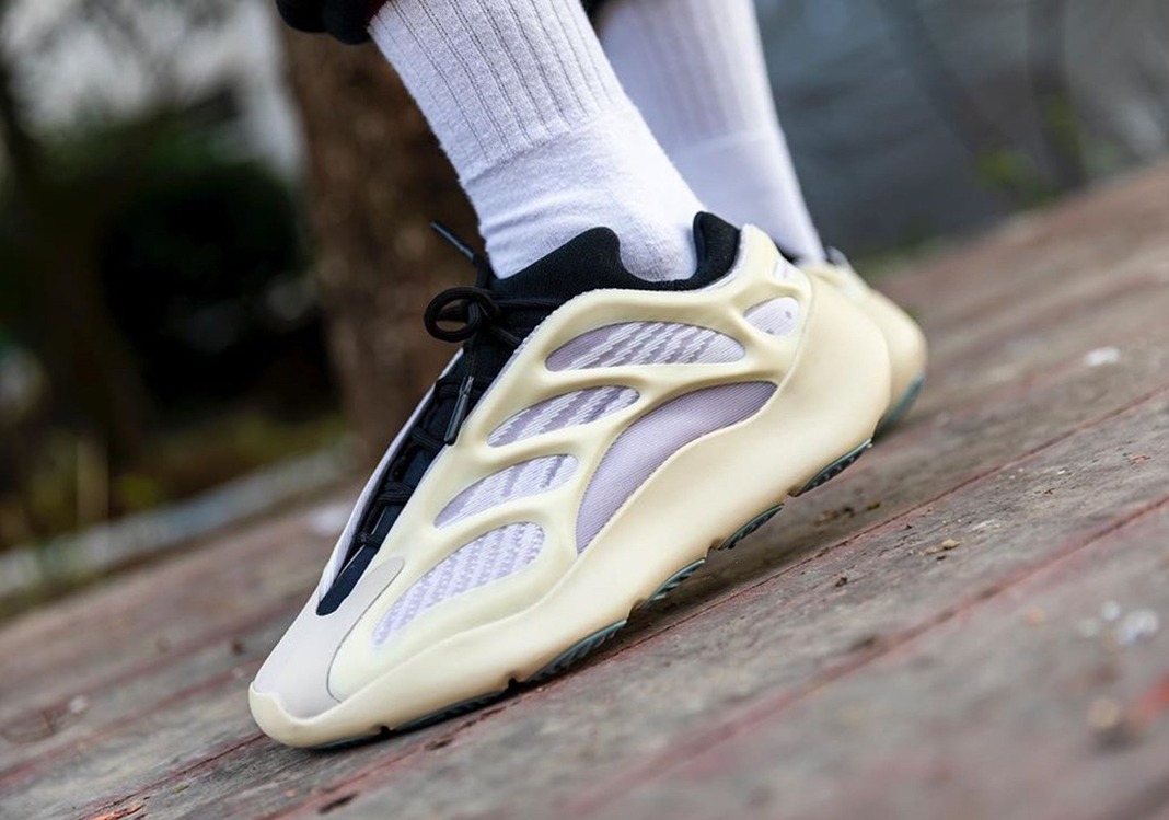 ADİDAS YEEZY BOOST 700 V3 AZAEL