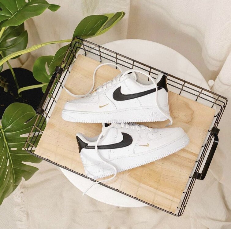 NİKE AİR FORCE 1 LOW ESSENTİAL WHİTE BLACK GOLD