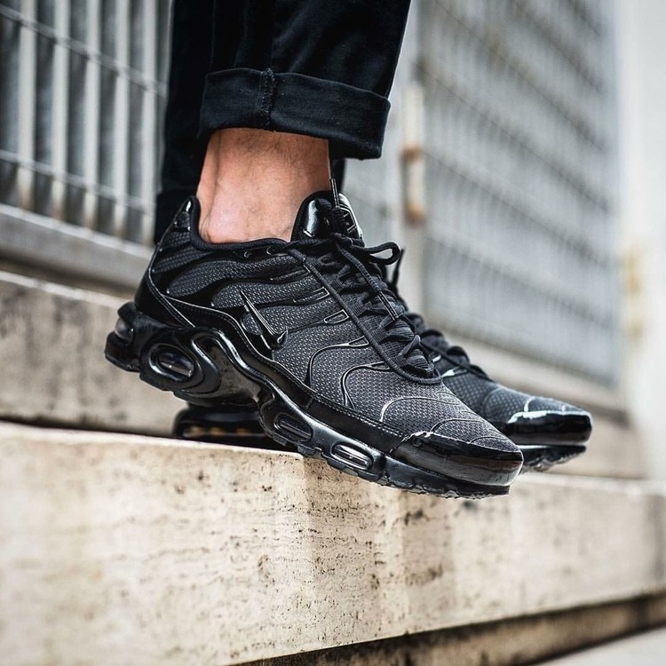 NİKE AİR MAX TN PLUS TRİPLE BLACK
