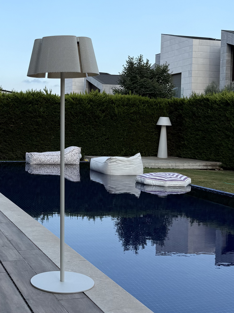 Olii Solar Outdoor Floor Lamp