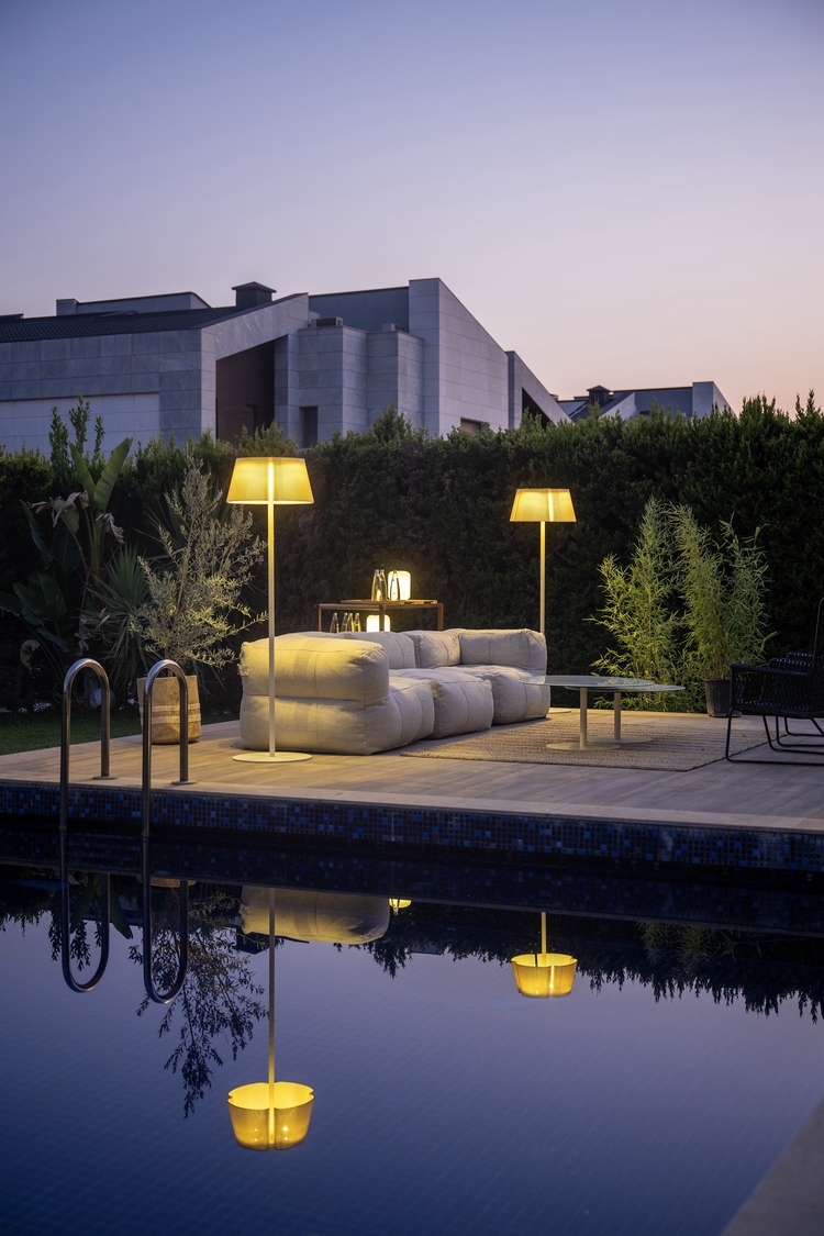 Olii Solar Outdoor Floor Lamp