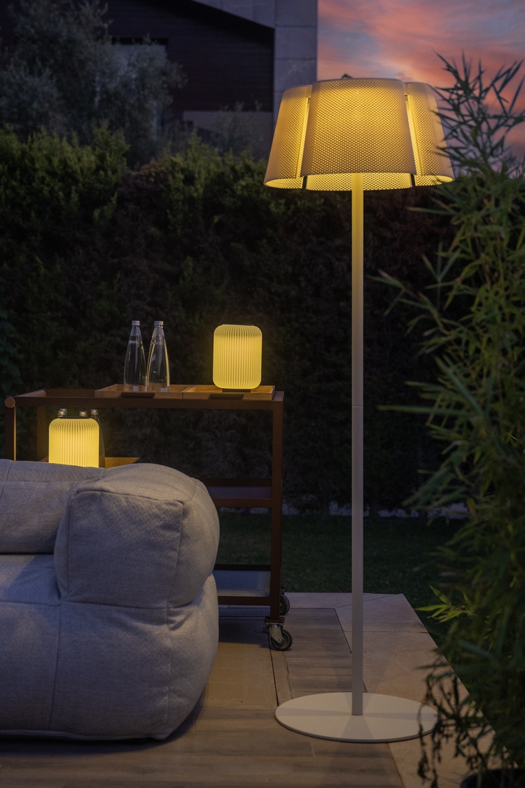 Olii Solar Outdoor Floor Lamp