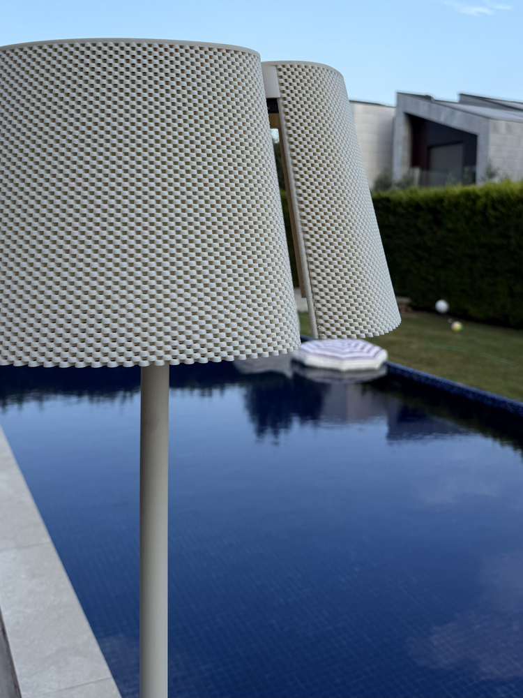 Olii Solar Outdoor Floor Lamp