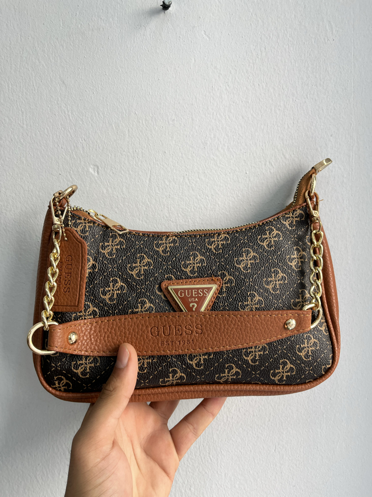 GUESS Monogram Omuz Çantası – Kahverengi