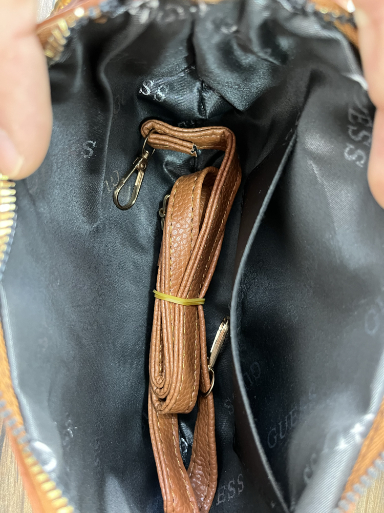 GUESS Monogram Omuz Çantası – Kahverengi