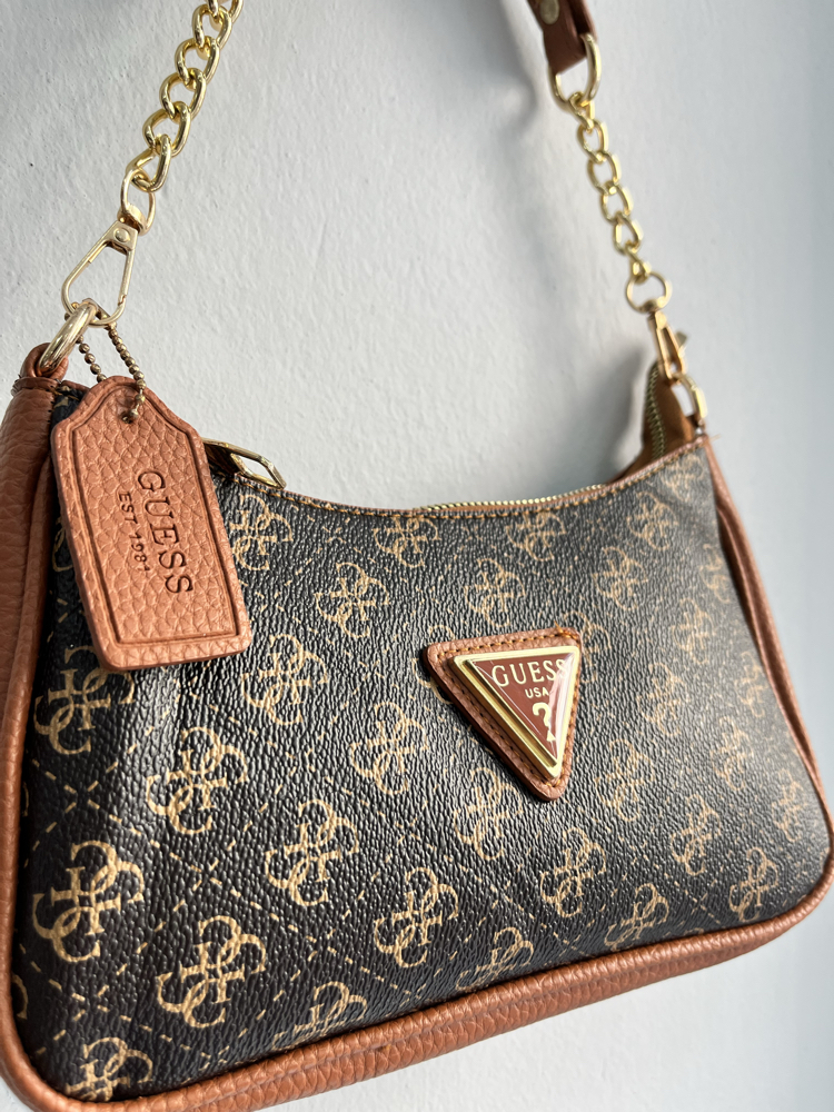 GUESS Monogram Omuz Çantası – Kahverengi
