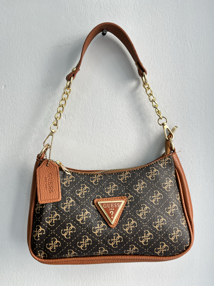 GUESS Monogram Omuz Çantası – Kahverengi