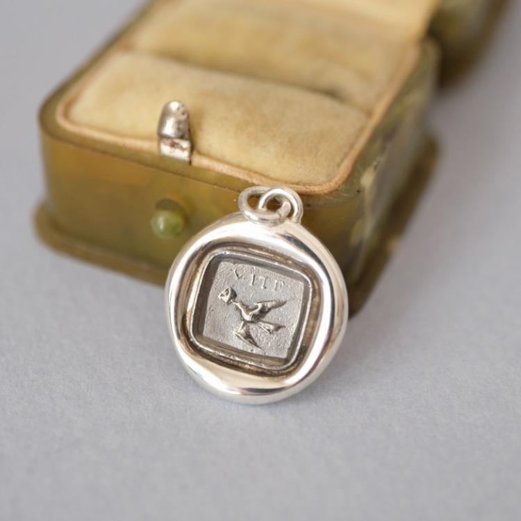 Victorian Fob Mühürden Mektup Taşıyan Güvercin Motifli Gümüş Kolye