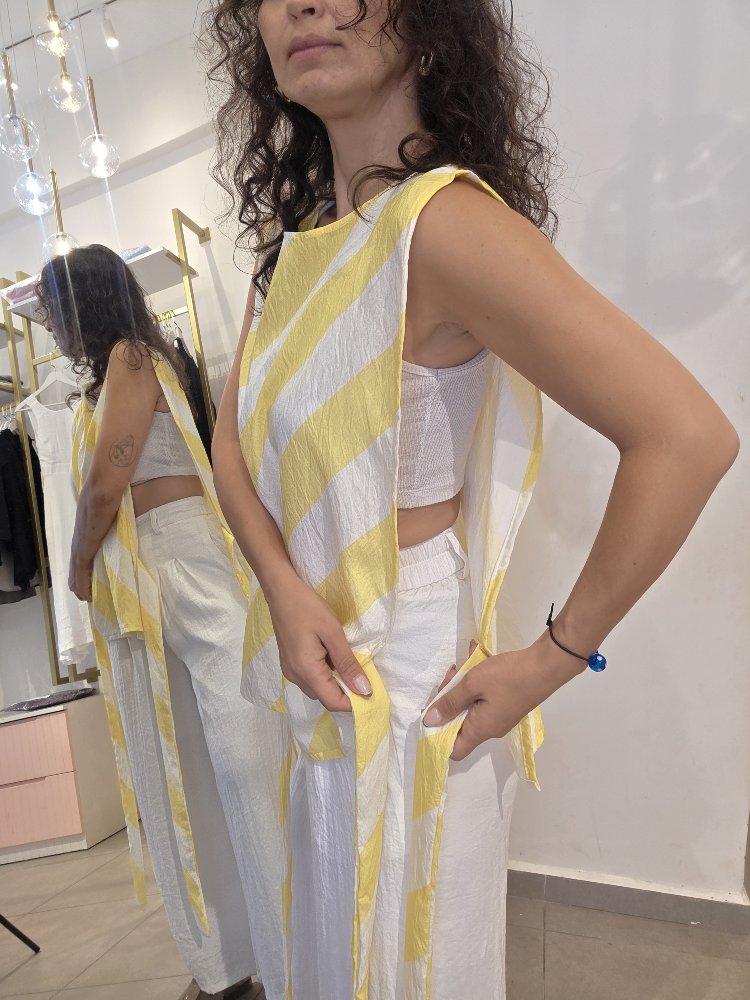 Kadın, Çok Yönlü Bağlama Detaylı, Kayık Yaka, Sarı Beyaz Çizgili Tasarım Bluz
