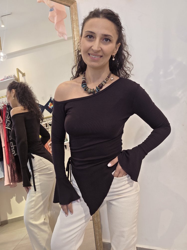 Kadın, Kayık, Tek Taraf Açık Omuz, Büzgülü Kahverengi Bluz