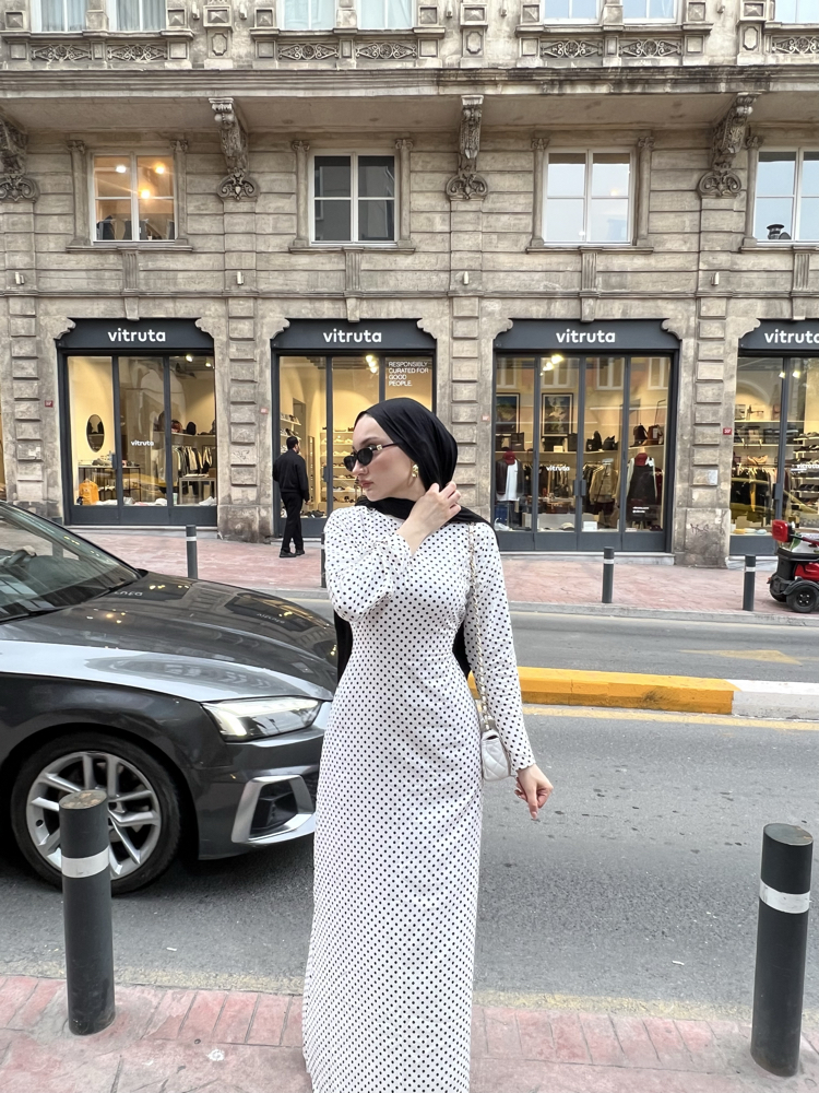 Beyaz puantiye elbise