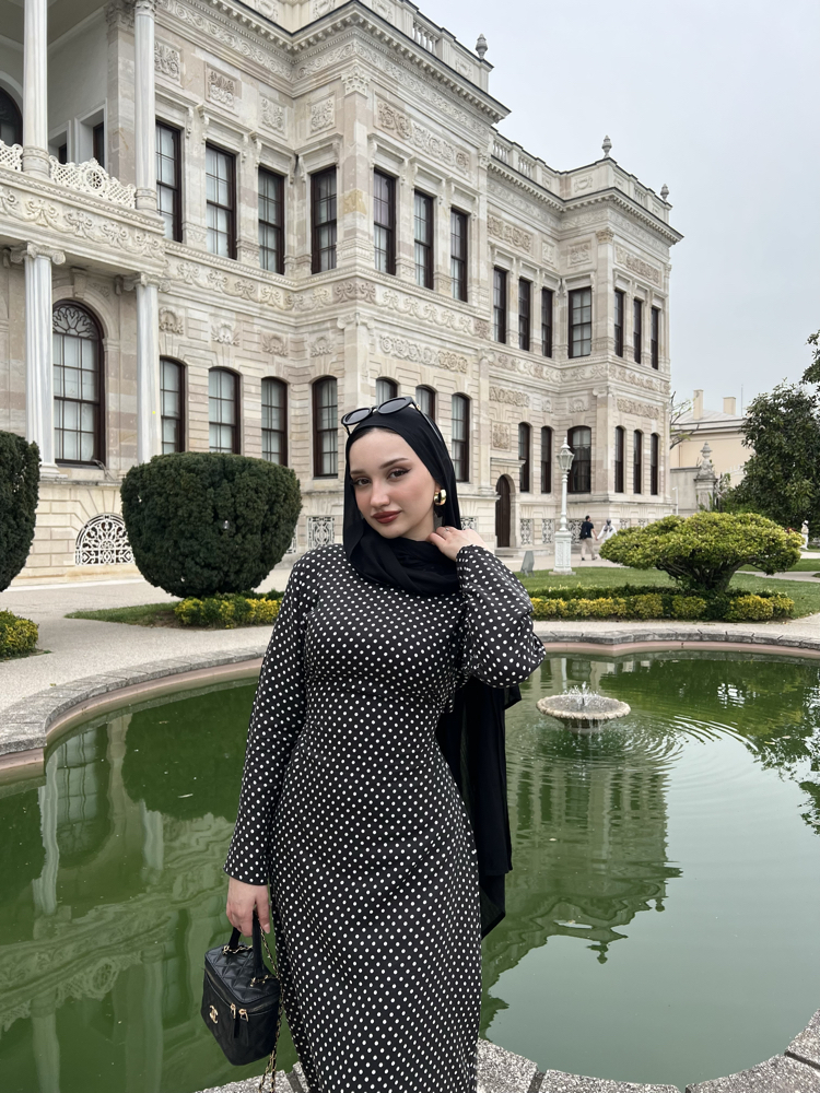 Siyah puantiye elbise