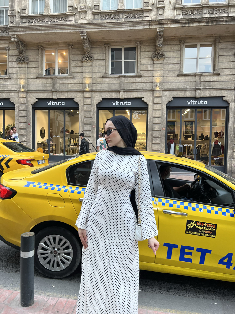 Beyaz puantiye elbise