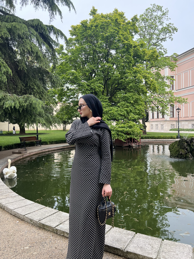 Siyah puantiye elbise