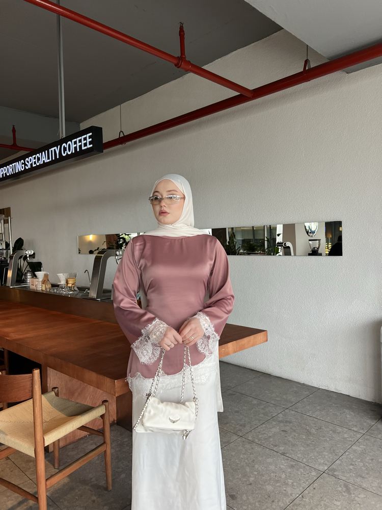 Gül rengi dantelli bluz