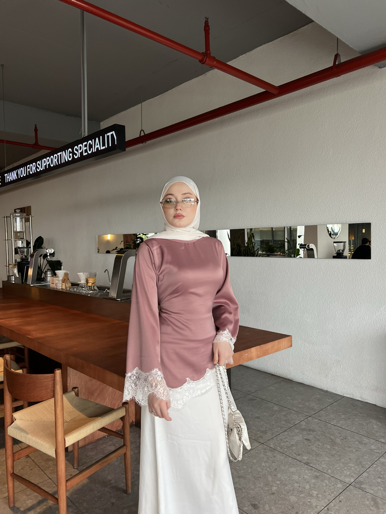 Gül rengi dantelli bluz