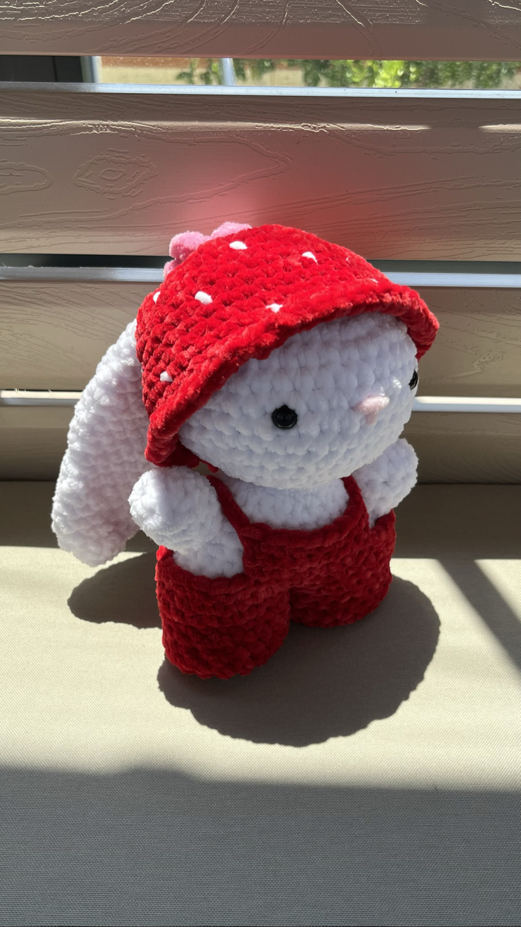 Amigurumi çilek şapkalı ve tulumlu tavşan
