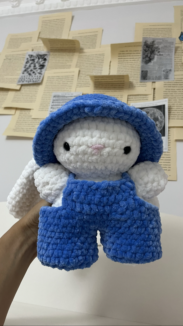 Amigurumi mavi tulumlu tavşan