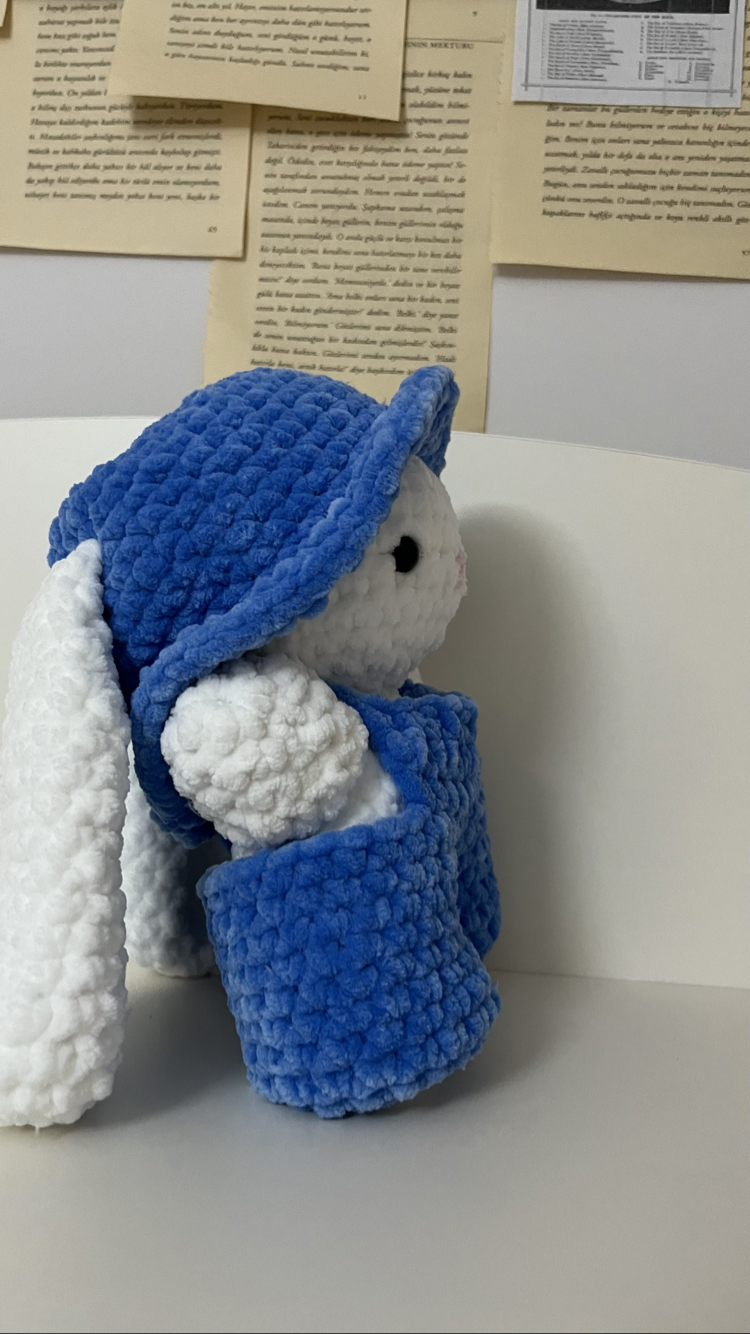 Amigurumi mavi tulumlu tavşan