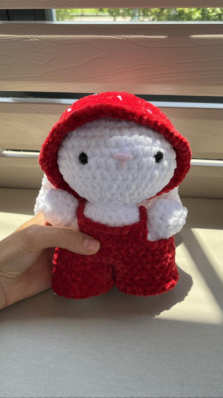 Amigurumi çilek şapkalı ve tulumlu tavşan