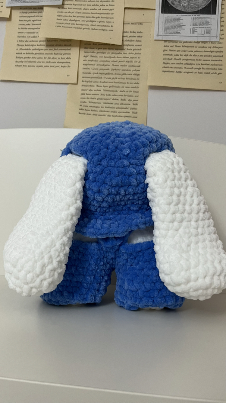 Amigurumi mavi tulumlu tavşan