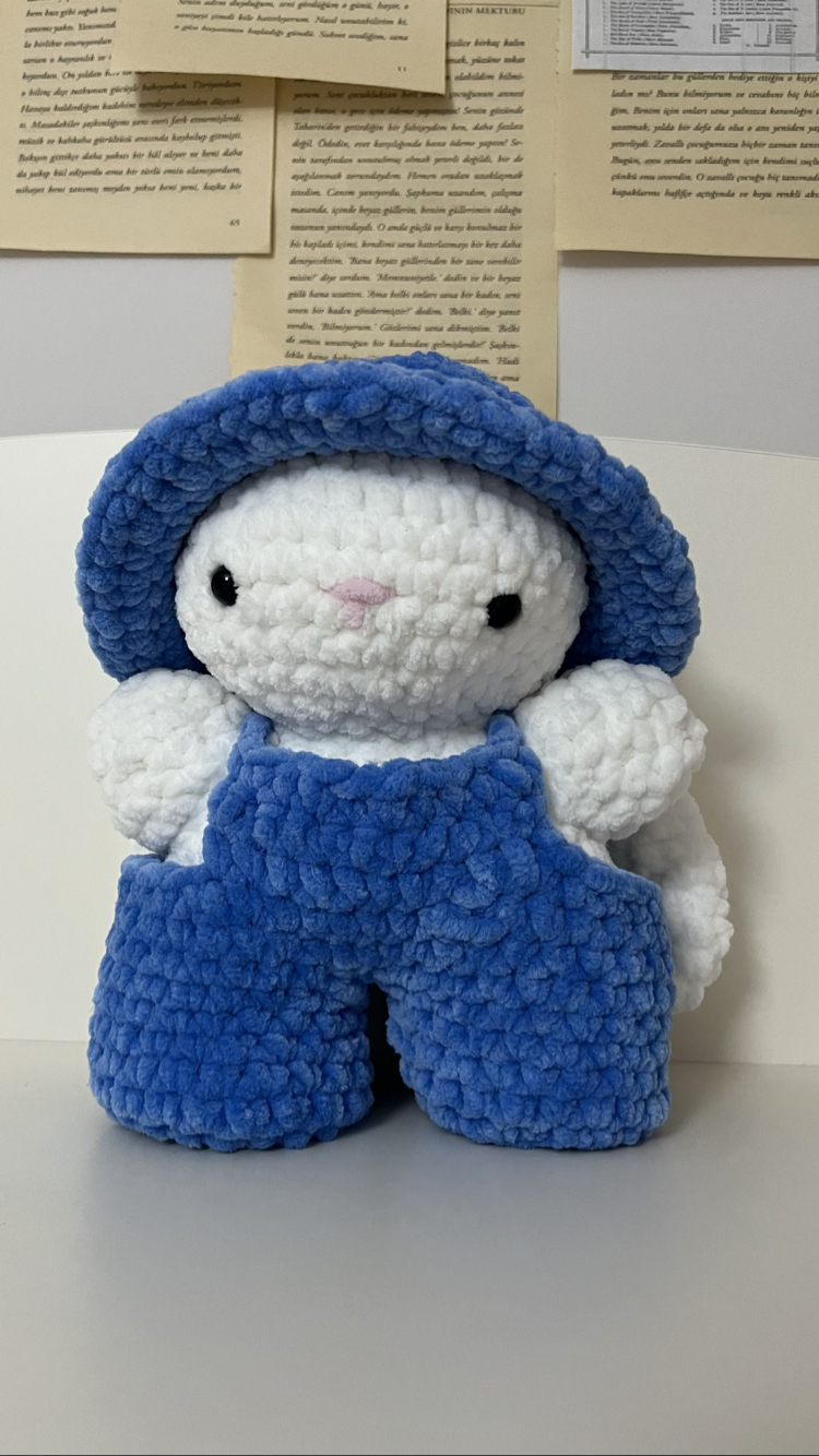 Amigurumi mavi tulumlu tavşan