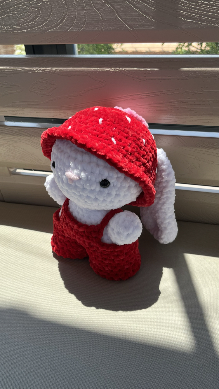 Amigurumi çilek şapkalı ve tulumlu tavşan