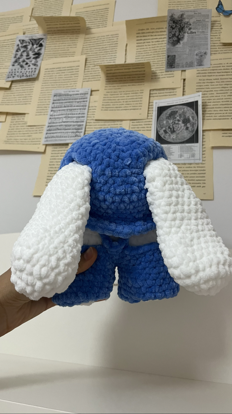 Amigurumi mavi tulumlu tavşan