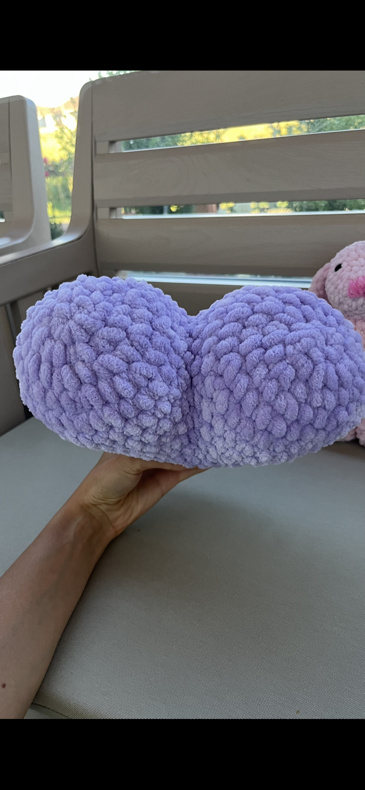 Amigurumi lila kalpli yastık