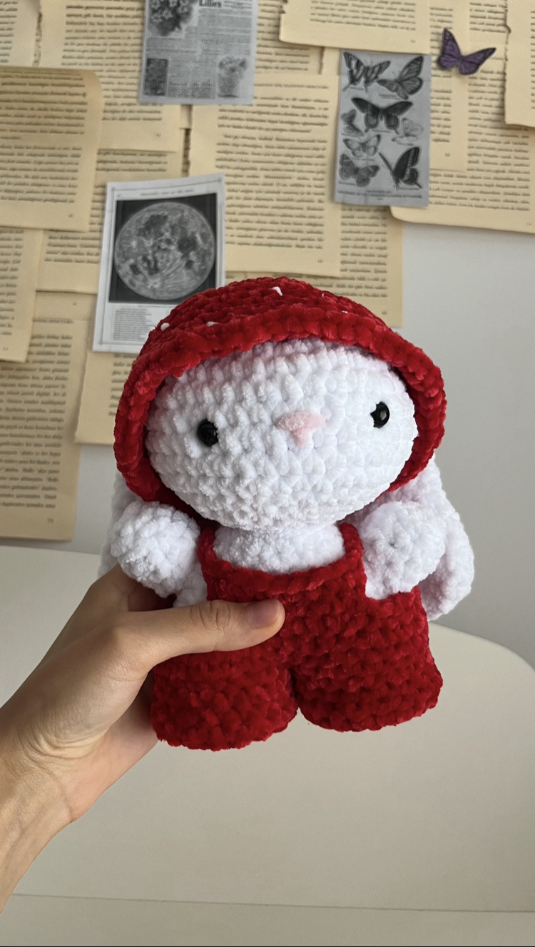 Amigurumi çilek şapkalı ve tulumlu tavşan