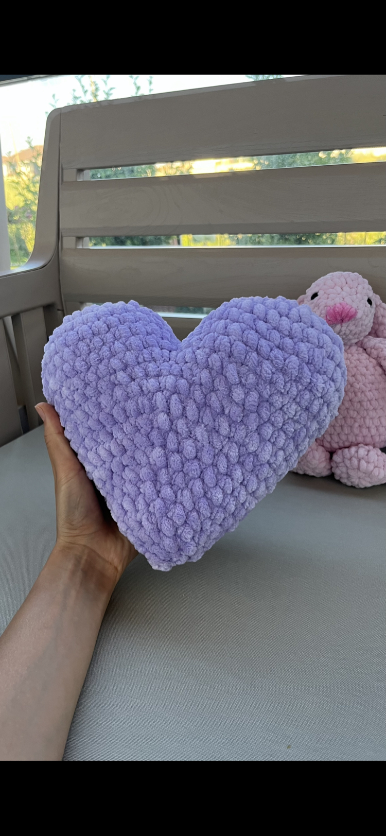 Amigurumi lila kalpli yastık
