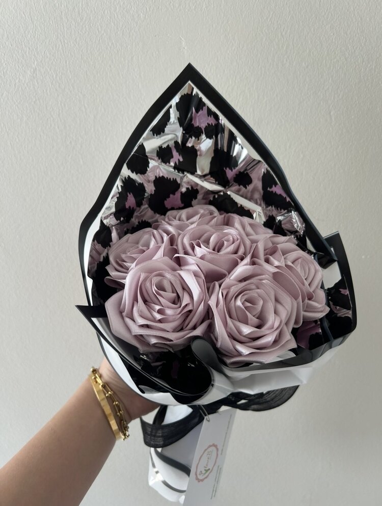 lila gül buketi